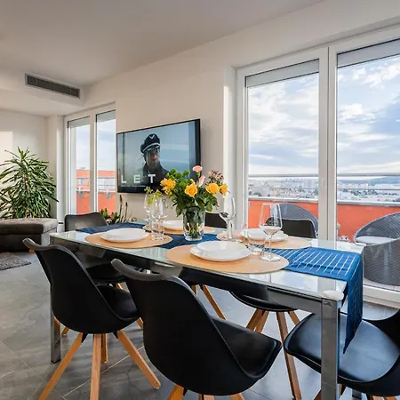 Penthouse Letnanske Zahrady Daire *